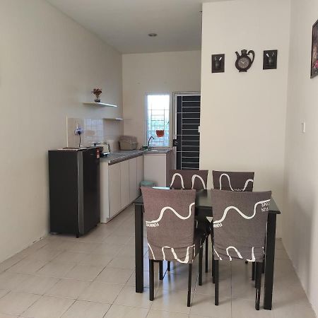 Homestay At Petrajaya,Кучинг Экстерьер фото